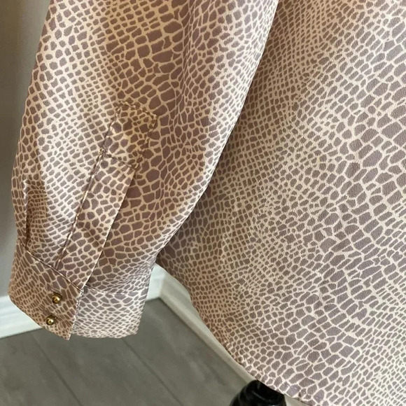 VIOLET & CLAIRE Printed Blouse Gold Detail, Size M - Picture 4 of 7